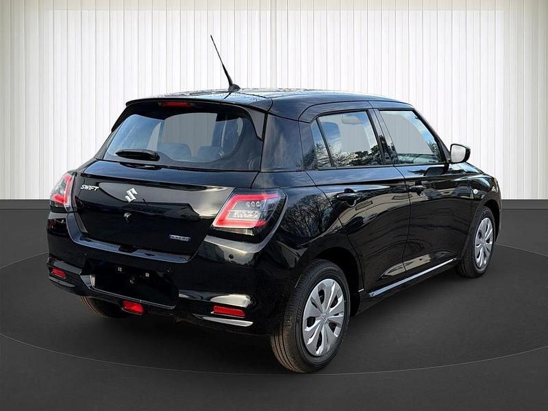 Neu Suzuki Swift Club 83 PS (61 kW) 2025 Schwarz Limousine