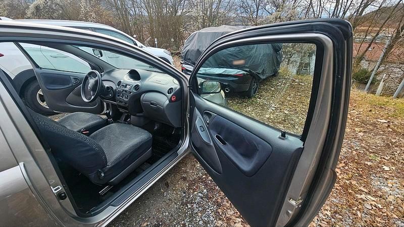 Gebraucht Toyota Yaris 65 PS (47 kW) 2005 Grau Kleinwagen
