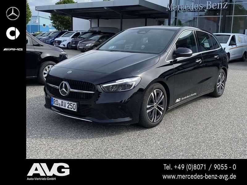 Unilack nachtschwarz Gebraucht 2024 Mercedes B200 Advanced Plus Van / Kleinbus | 35.800 € (Teuer) - Bild 1/4