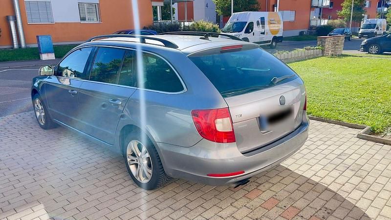 Gebraucht Skoda Superb 140 PS (102 kW) 2013 Silber Kombi