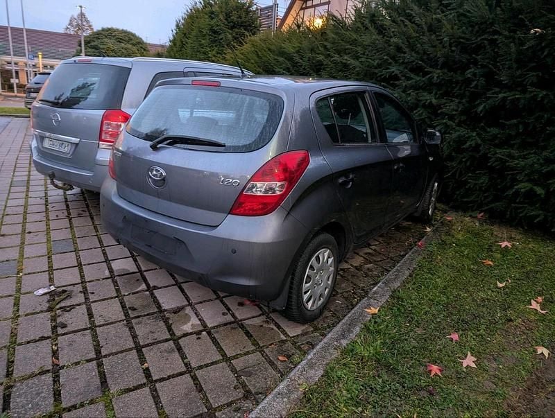 Grau Gebraucht 2010 Hyundai i20 Kleinwagen | 2.500 € (Superpreis) - Bild 1/4