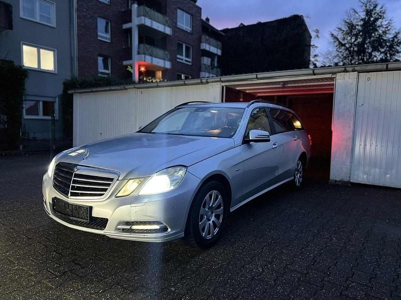 Grau Gebraucht 2010 Mercedes E220 Elegance Kombi | 4.000 € (Fairer Preis) - Bild 1/4