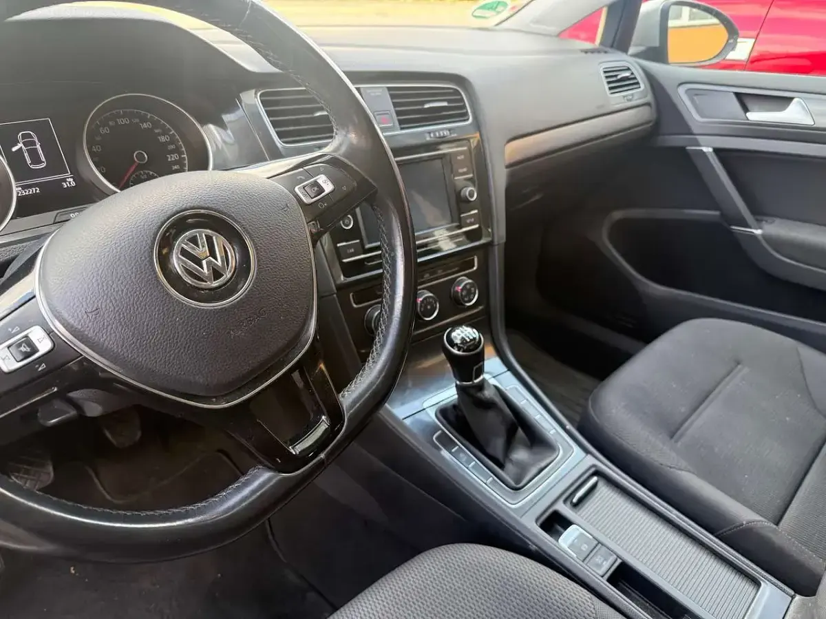 Gebraucht VW Golf VII 125 PS (91 kW) 2017 Tungsten silver metallic Kleinwagen