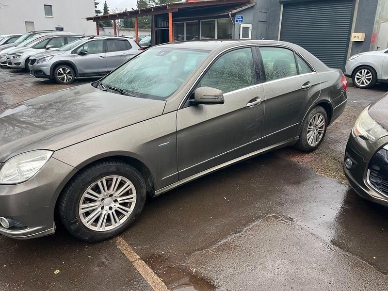 Gebraucht Mercedes E220 Elegance 170 PS (125 kW) 2009 Gold Limousine