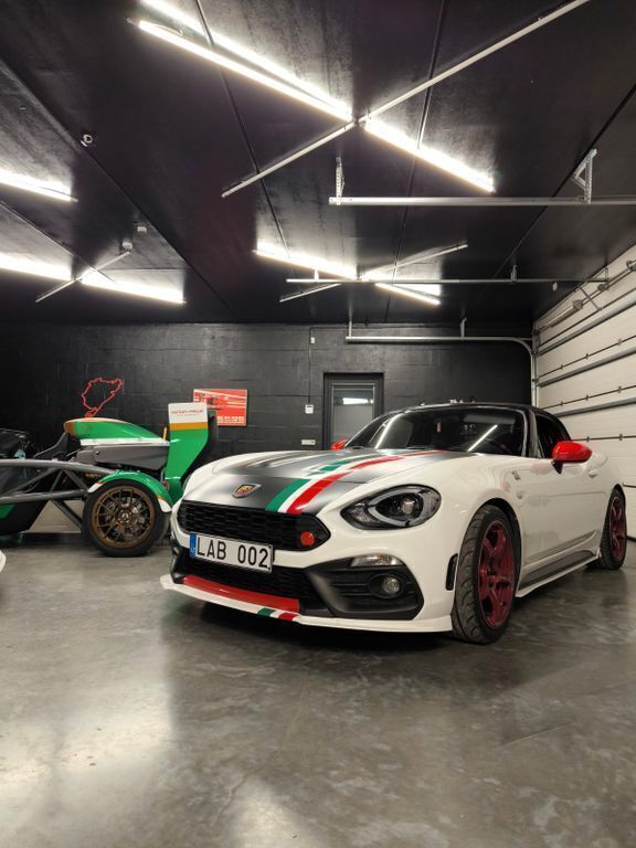 Weiß Gebraucht 2018 Abarth 124 Spider Cabrio | 27.450 € (Guter Preis) - Bild 1/4