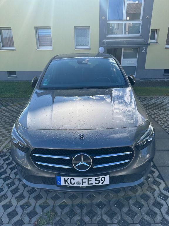 Grau Gebraucht 2019 Mercedes B180 Van / Kleinbus | 17.500 € (Guter Preis) - Bild 1/4