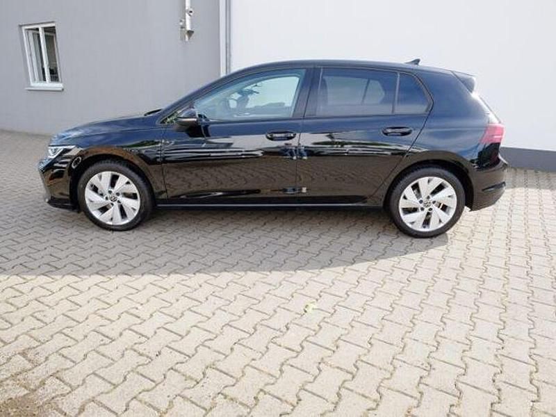 Schwarz Gebraucht 2024 VW Golf VIII Life Limousine | 26.590 € (Fairer Preis) - Bild 1/4