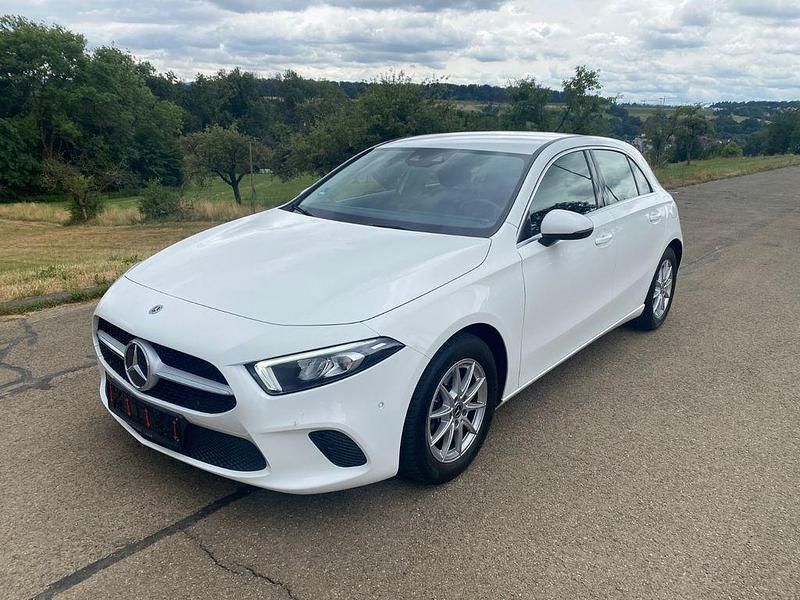 Weiß Gebraucht 2020 Mercedes A180 Progressive Limousine | 18.450 € (Superpreis) - Bild 1/4