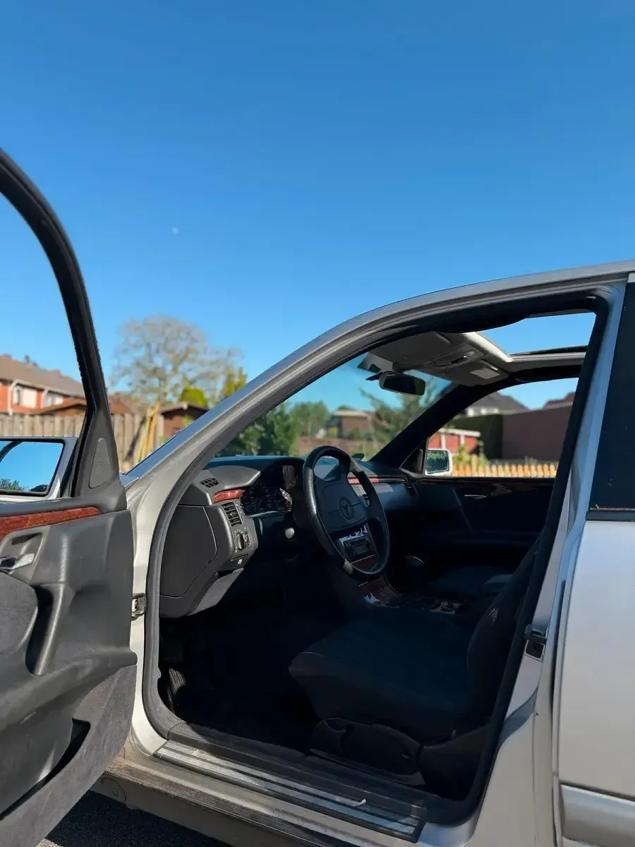 Usado Mercedes E200 136 CV (100 kW) 1997 Gris Berlina