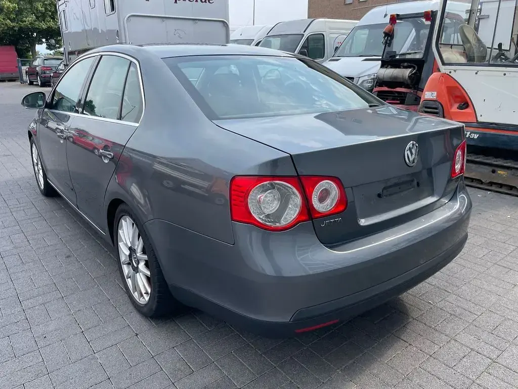 Gebraucht VW Jetta Sportline 140 PS (102 kW) 2005 Grau Limousine