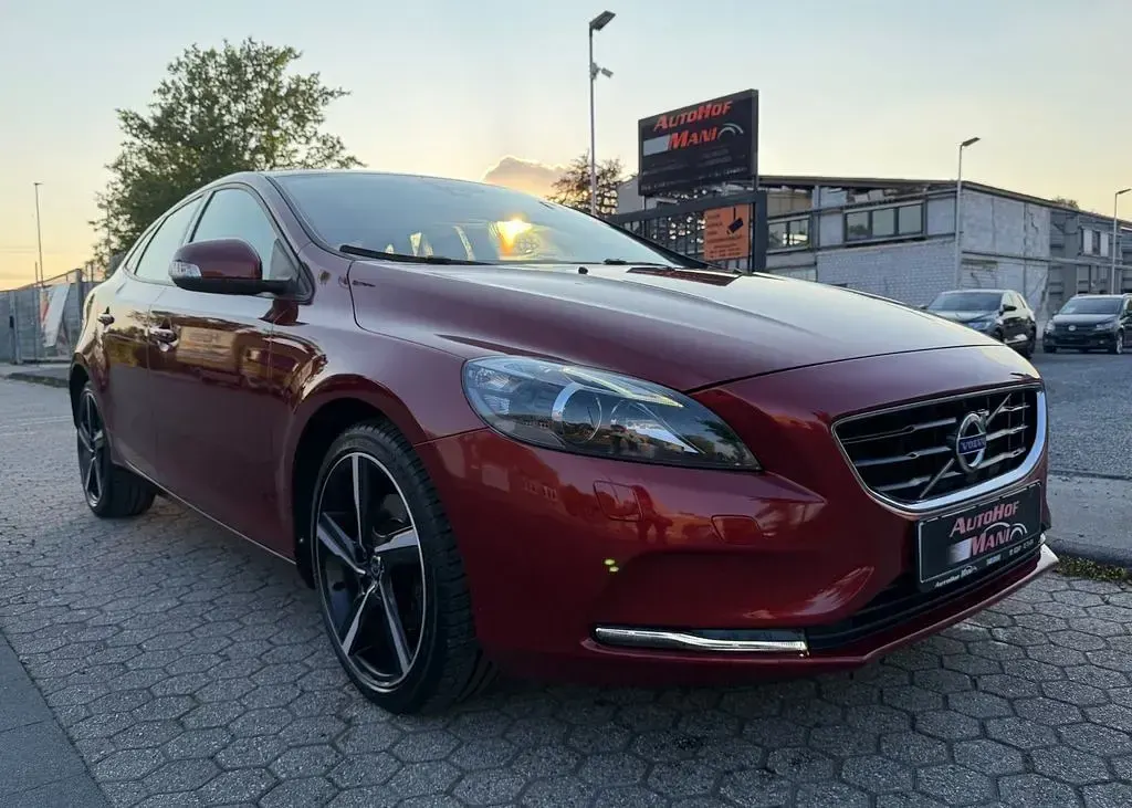Gebraucht Volvo V40 You! 179 PS (131 kW) 2015 Rot Limousine
