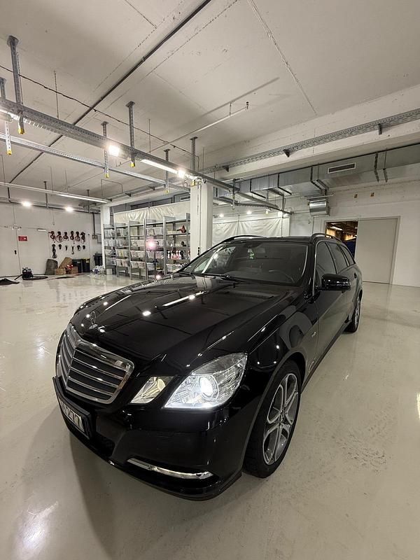 Schwarz Gebraucht 2011 Mercedes E220 Kombi | 8.500 € (Guter Preis) - Bild 1/4