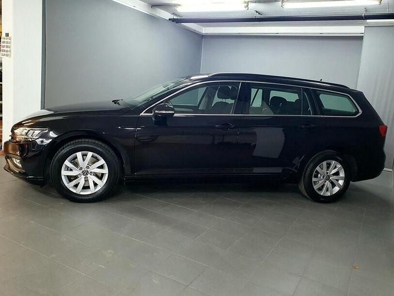 Gebraucht VW Passat Business 122 PS (89 kW) 2022 Deep black perleffekt (metallic) Kombi