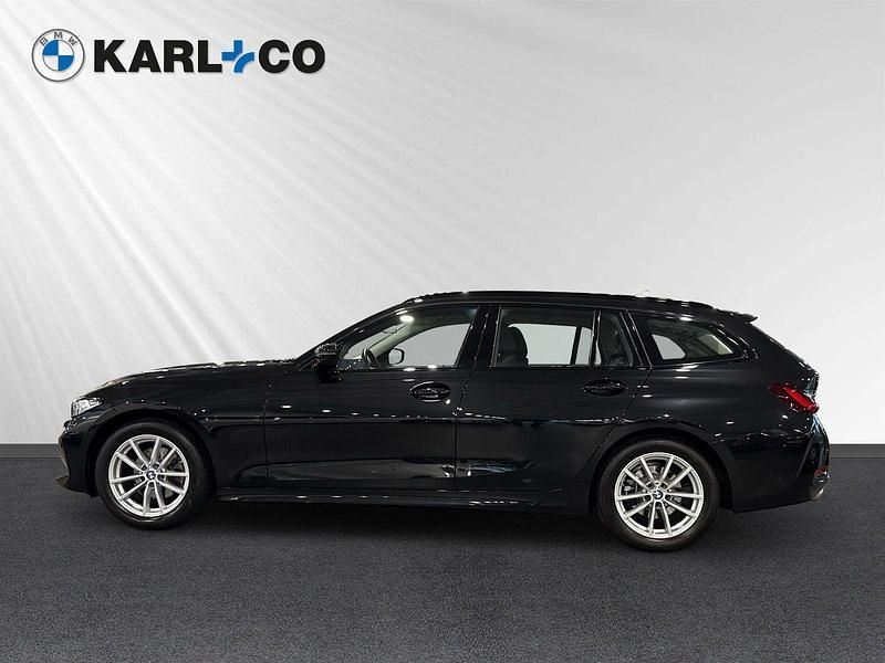 Black sapphire metallic (schwarz) Gebraucht 2022 BMW 320 Shadowline Kombi | 29.998 € (Guter Preis) - Bild 1/4