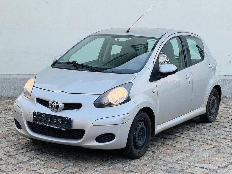 Gebraucht Toyota Aygo Cool 68 PS (50 kW) 2010 Silber Kleinwagen