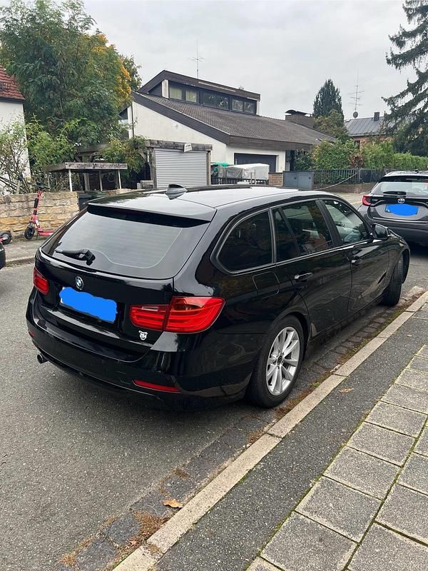 Schwarz Gebraucht 2013 BMW 320 Comfort Edition Kombi | 7.690 € (Superpreis) - Bild 1/4