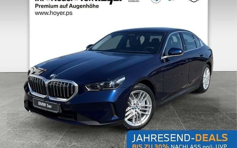 Blau Neu 2025 BMW 550e Comfort Edition Limousine | 78.990 € (Superpreis) - Bild 1/4