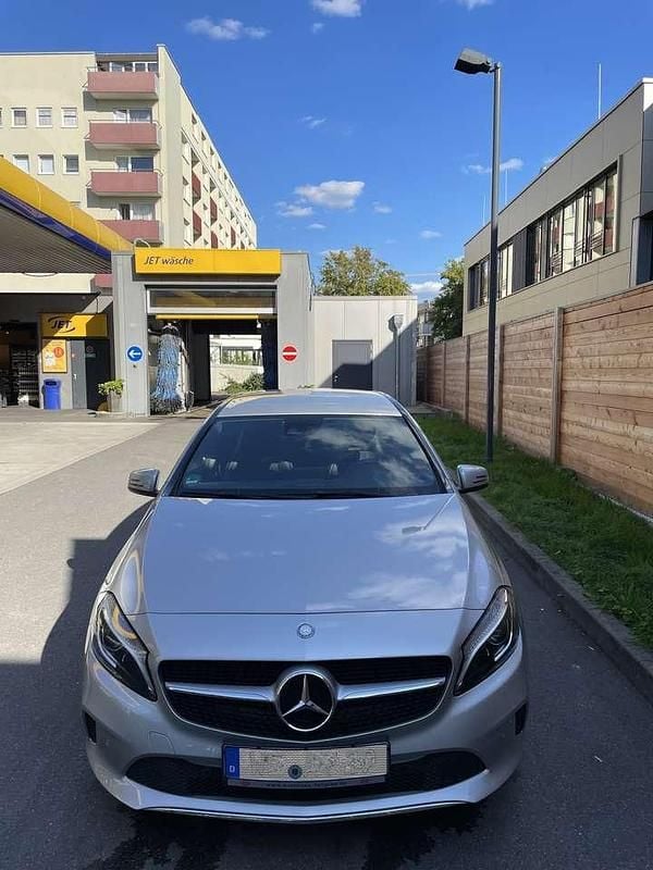 Silber Gebraucht 2017 Mercedes A180 Edition Limousine | 14.900 € (Fairer Preis) - Bild 1/4