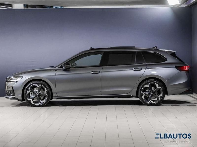 Neu Skoda Superb 193 PS (141 kW) 2025 Graphitegrau Kombi