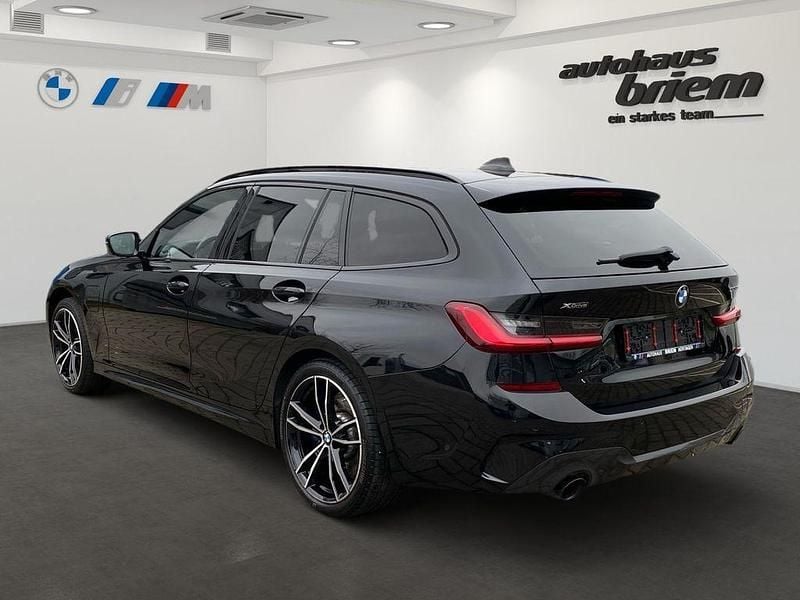 Gebraucht BMW 330e M Sport 292 PS (214 kW) 2021 Saphirschwarz Kombi