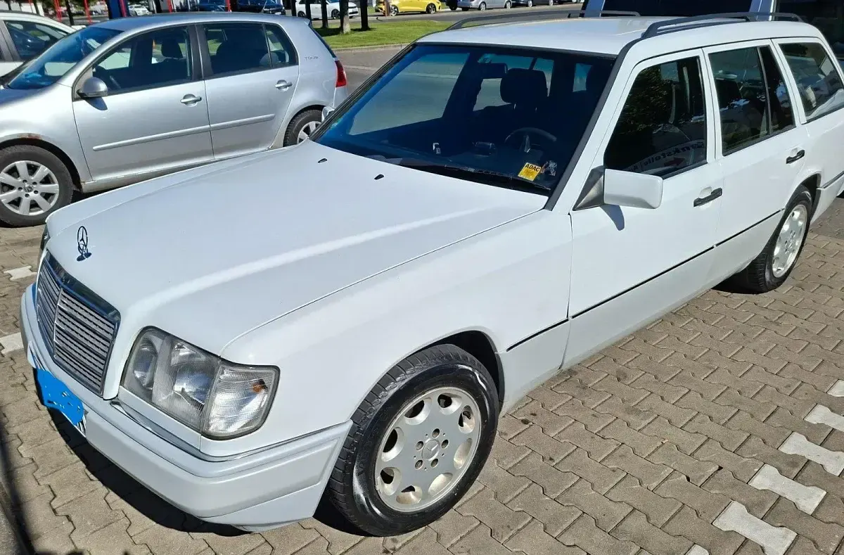 Używany Mercedes E230 132 KM (97 kW) 1992 Biały Kombi