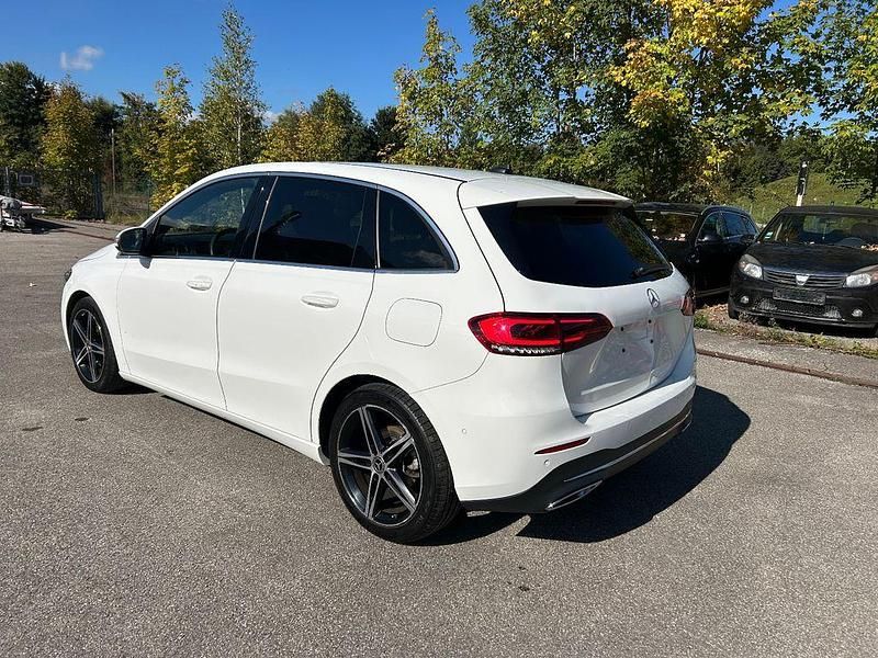 Gebraucht Mercedes B180 116 PS (85 kW) 2022 Weiß Van / Kleinbus