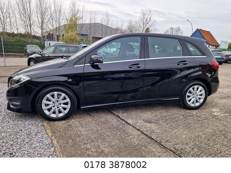 Gebraucht Mercedes B180 Style 122 PS (89 kW) 2015 Kosmosschwarz  metalliclack Van / Kleinbus