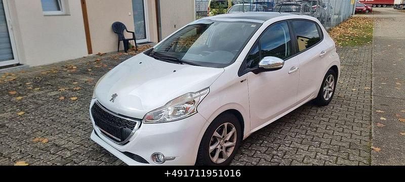 Weiß Gebraucht 2015 Peugeot 208 Style Kleinwagen | 3.990 € (Guter Preis) - Bild 1/4