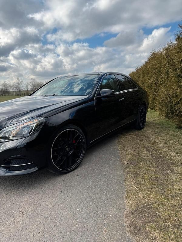 Gebraucht Mercedes E220 170 PS (125 kW) 2013 Schwarz Limousine