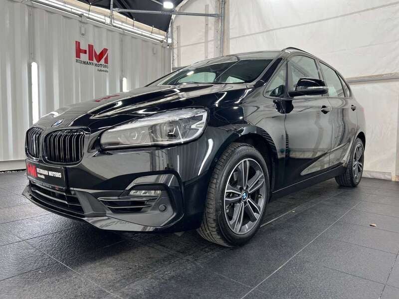 Black sapphire metallic Gebraucht 2019 BMW 218 Active Tourer Sport Line Van / Kleinbus | 19.847 € (Fairer Preis) - Bild 1/4