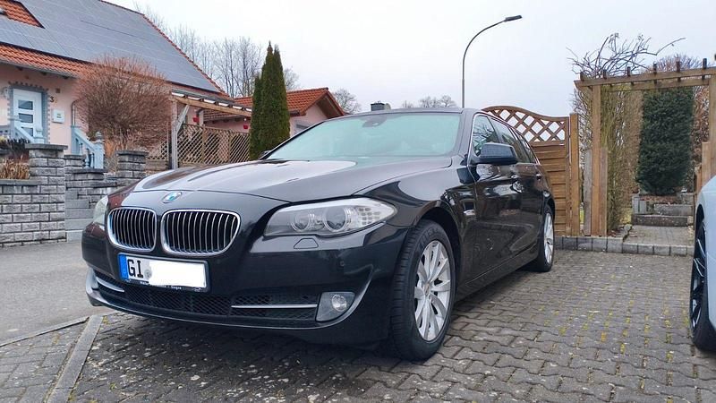 Gebraucht BMW 520 184 PS (135 kW) 2011 Schwarz Kombi