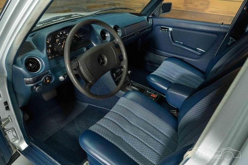Gebraucht Mercedes 250 129 PS (94 kW) 1978 Grau Limousine