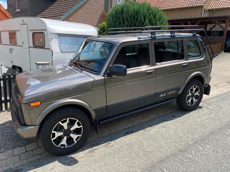 Braun Gebraucht 2022 Lada Urban SUV | 17.500 € - Bild 1/4