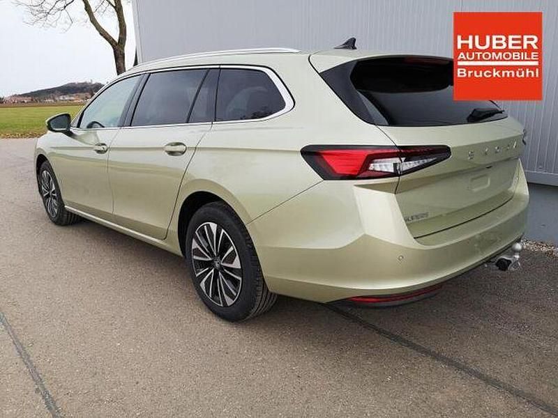 Neu Skoda Superb Selection 220 PS (161 kW) 2025 Ice tea yellow Kombi