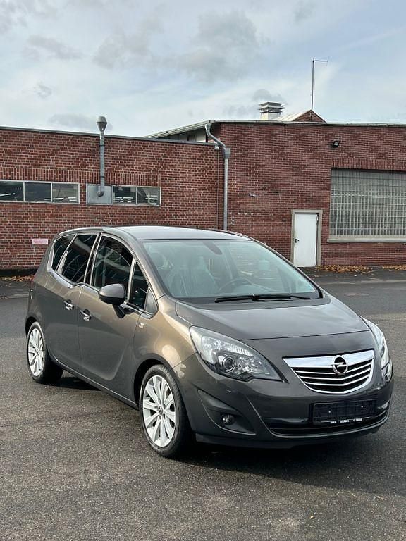 Grau Gebraucht 2013 Opel Meriva Innovation Van / Kleinbus | 6.490 € (Fairer Preis) - Bild 1/4