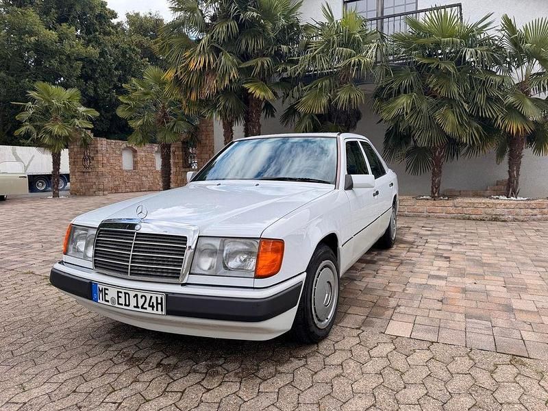 Weiß Gebraucht 1991 Mercedes 200 Limousine | 19.900 € - Bild 1/4