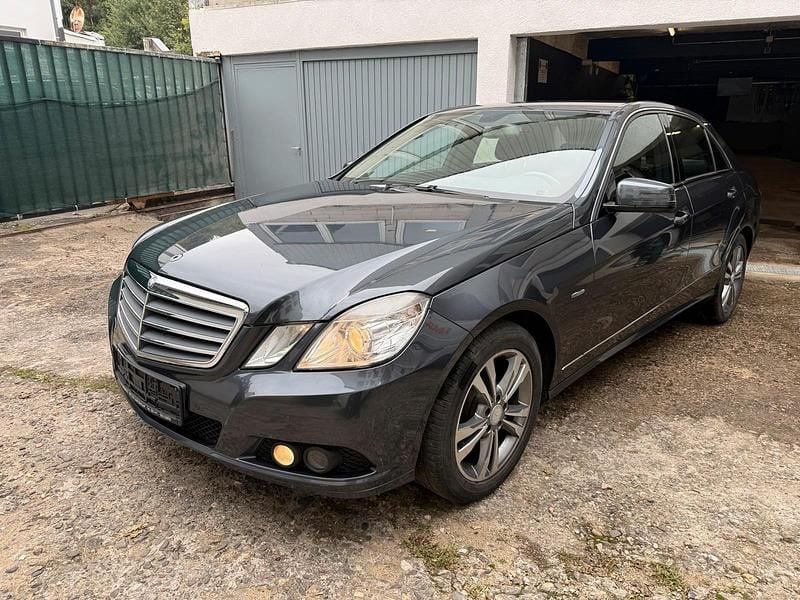 Usado Mercedes E200 136 CV (100 kW) 2009 Gris Berlina