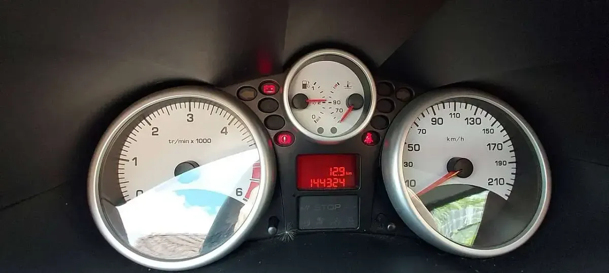 Gebraucht Peugeot 206 68 PS (50 kW) 2012 Weiß Limousine