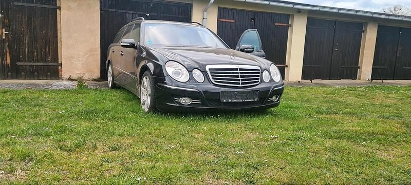 Schwarz Gebraucht 2007 Mercedes E320 Avantgarde Kombi | 7.500 € (Etwas zu teuer) - Bild 1/4