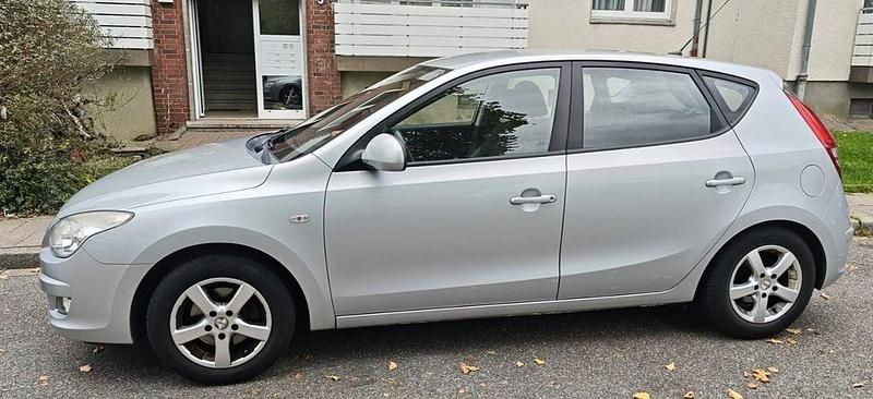 Silber Gebraucht 2007 Hyundai i30 Comfort Limousine | 3.950 € (Fairer Preis) - Bild 1/4