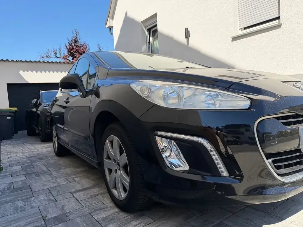 Gebraucht Peugeot 308 Style 120 PS (88 kW) 2013 Schwarz Limousine