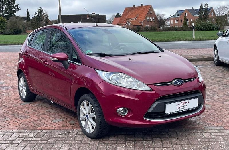 Gebraucht Ford Fiesta Titanium 96 PS (70 kW) 2011 Rot Kleinwagen