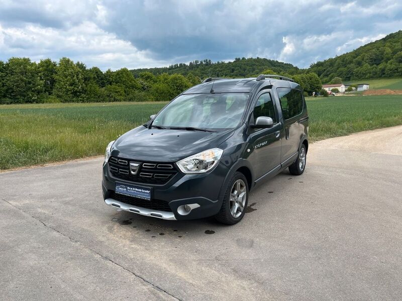 Grau Gebraucht 2020 Dacia Dokker Stepway Van | 12.399 € (Fairer Preis) - Bild 1/4