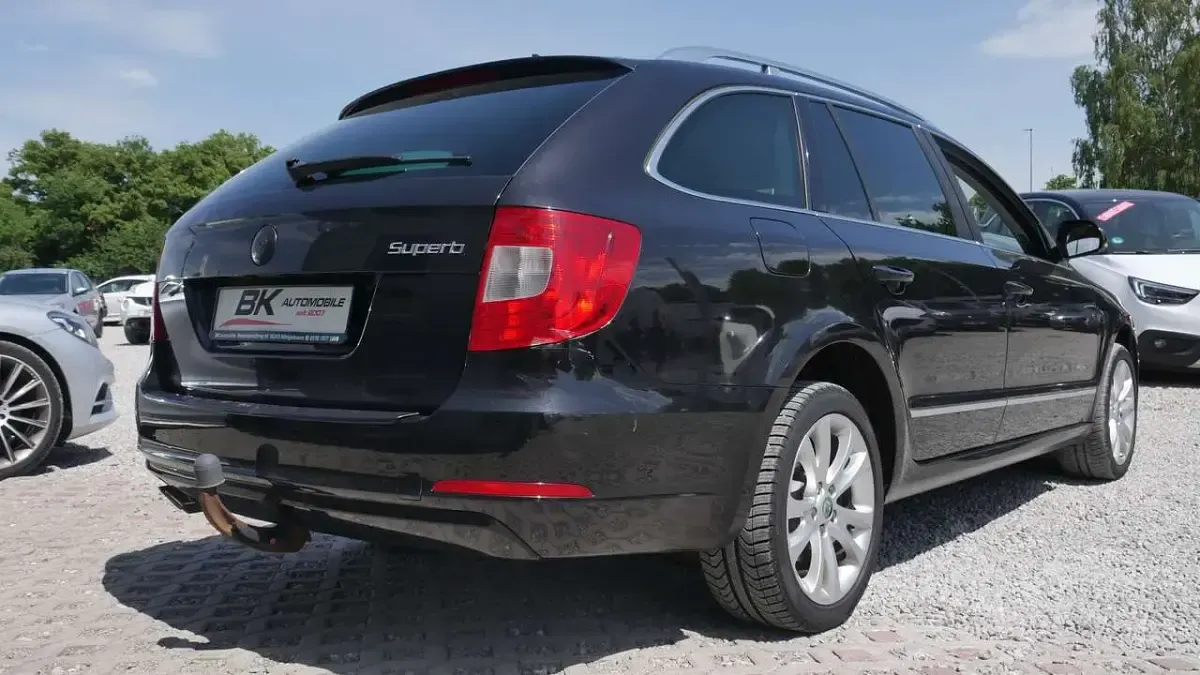 Gebraucht Skoda Superb 170 PS (125 kW) 2011 Schwarzmagic perleffekt Kombi