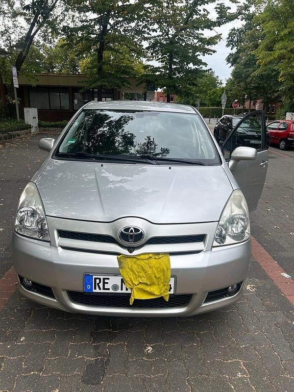 Silber Gebraucht 2005 Toyota Corolla Verso Van / Kleinbus | 3.500 € (Fairer Preis) - Bild 1/4