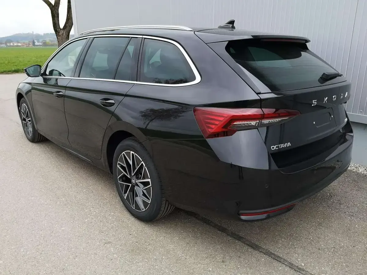Neu Skoda Octavia Selection 150 PS (110 kW) 2026 Black magic perleffekt Kombi