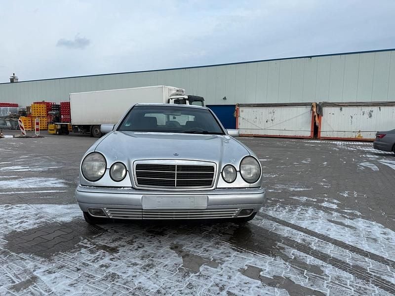 Silber Gebraucht 1998 Mercedes E200 Elegance Limousine | 2.499 € (Superpreis) - Bild 1/4