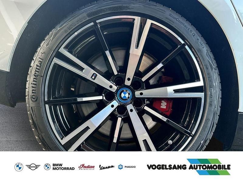 Gebraucht BMW 550e M Sport 489 PS (359 kW) 2025 Mineralweiss metallic Kombi