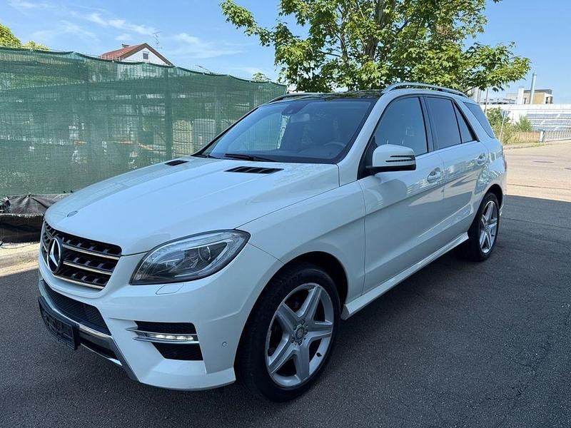 Weiß Gebraucht 2013 Mercedes ML250 AMG SUV | 16.900 € (Guter Preis) - Bild 1/4