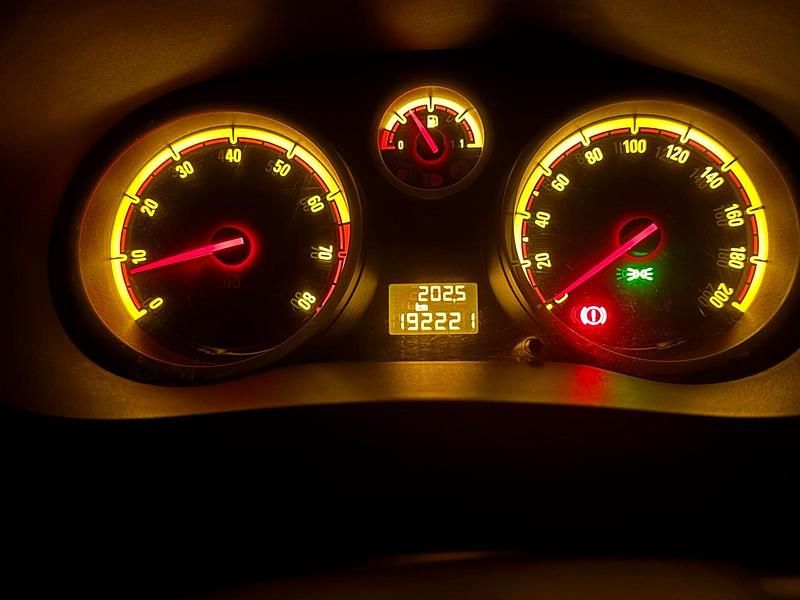 Silber Gebraucht 2006 Opel Corsa Kleinwagen | 1.999 € (Etwas zu teuer) - Bild 1/4